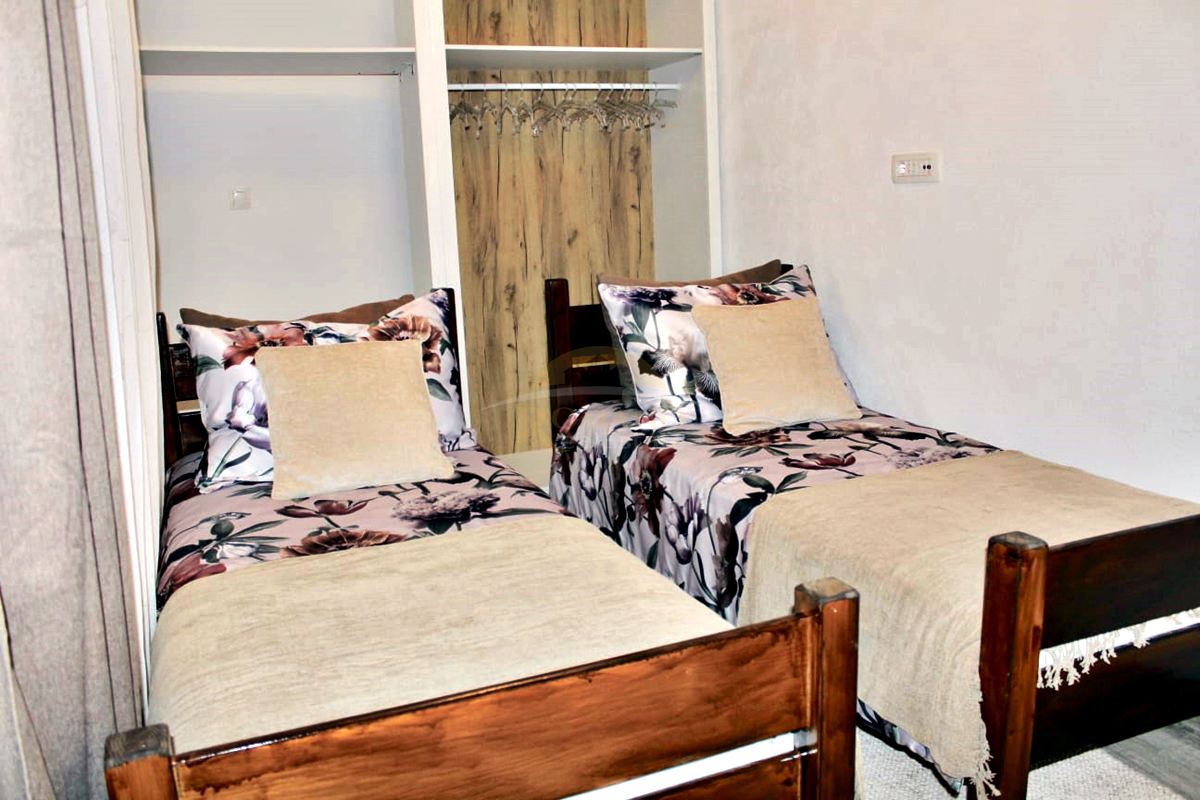 Appartamento al piano terra con terrazza e posto auto in garage